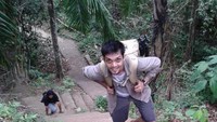 Ratusan anak tangga yang harus dilalui.