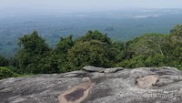 Batu ini merupakan yang terbesar di Belitung.
