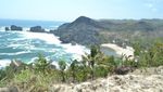 Mendaki Bukit Demi Pemandangan Pantai Siung yang Eksotis