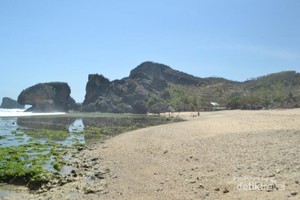 Mendaki Bukit Demi Pemandangan Pantai Siung yang Eksotis