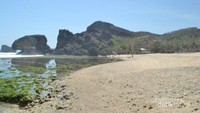pemandangan rock climbing dari pantai