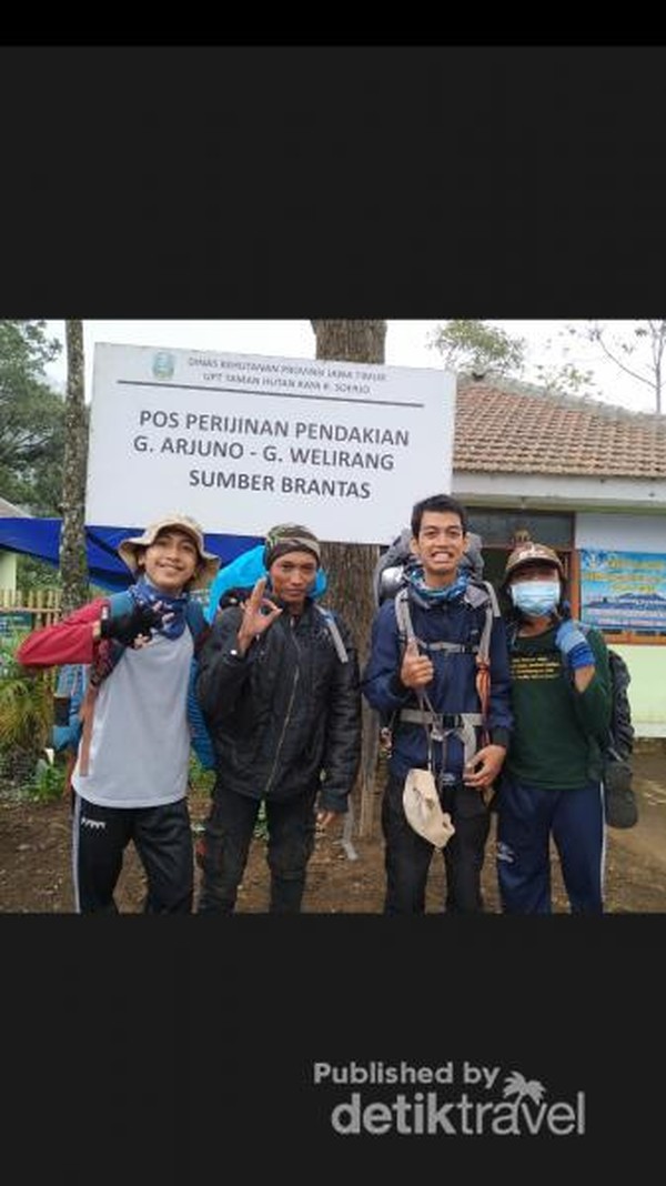 Teman seperjuangan mendaki Gunung Arjuno yang rela kehujanan dan berjuang bersama, dari kiri Aham, Afan, Saya, dan Sholeh di Pos Perijinan Sumber Brantas Batu yang dikenal sebagai jalur yang tidak terdapat sumber mata air Teman seperjuangan mendaki Gunung Arjuno yang rela kehujanan dan berjuang bersama, dari kiri Aham, Afan, Saya, dan Sholeh di Pos Perijinan Sumber Brantas Batu yang dikenal sebagai jalur yang tidak terdapat sumber mata air