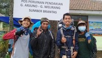 Teman seperjuangan mendaki Gunung Arjuno yang rela kehujanan dan berjuang bersama, dari kiri Aham, Afan, Saya, dan Sholeh di Pos Perijinan Sumber Brantas Batu yang dikenal sebagai jalur yang tidak terdapat sumber mata air