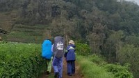 Kehujanan sepanjang perjalanan di tegalan menuju ke pos 1 Pendakian Gunung Arjuno jalur Sumber Brantas Batu
