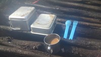 mencuci peralatan makan sekaligus menjaga kopi tetap hangat dengan uap
