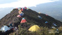 Banyak pendaki yang mendirikan tenda