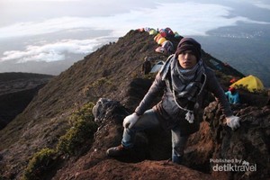 Mendaki Gunung Berapi Tertinggi di Indonesia