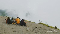 Suasana di puncak Gunung Guntur, sayang sekali kabut pagi itu menghalangi pemandangan kami