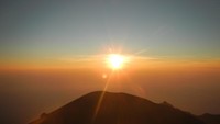 Disambut sunrise saat mendaki ke puncak