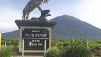 Patung Macan loreng kuning berdiri gagah menyambut pendaki