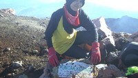 Puncak Kerinci, ditandai tugu bertuliskan Puncak Kerinci