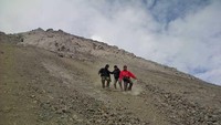 sand boarding saat turun dari puncak merapi
