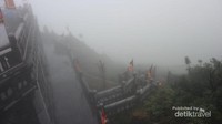 Anak tangga untuk menuju ke Puncak Gunung Fansipan
