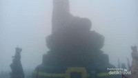 Patung Amitabha Buddha yang diselimuti kabut dan awan tebal
