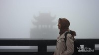Pagoda yang tidak begitu terlihat, tapi tetap indah untuk dinikmati dengan cara berfoto