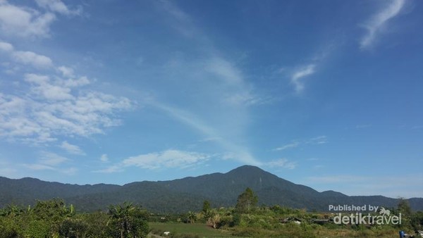 Gunung Sibuatan dari Desa Nagalingga