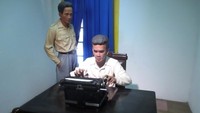Patung Sayuti Melik mengetik naskah proklamasi