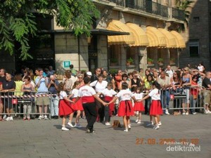 Menegangkan, Ada Menara Manusia di Barcelona