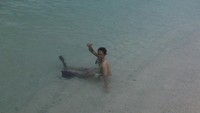 Merileks kan badan di pantai setelah mengelilingi Pulau Komodo