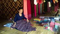 para perempuan baduy luar menjajakan hasil tenunan yang cantik