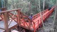Bagian jembatan yang berkelok.