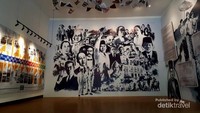 Saat memasuki ruangan pertama, hal yang langsung menarik perhatian adalah gambar-gambar tokoh-tokoh yang berkaitan dengan Bandung mulai dari Soekarno, Dewi Sartika, Bosscha, Daendels, dan Lain-lain.