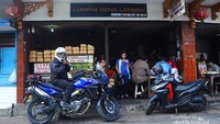 Di depan Lunpia legendaris Gang Lombok Semarang