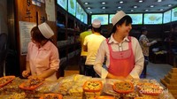 Aksesoris pemudi muslim Hui, tetap menunjukkan identitas muslimnya.