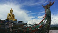 Patung Buddha duduk diatas kapal