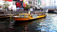 Menelusuri kanal dengan perahu