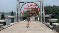 Jembatan menuju Goa Kreo