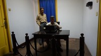 Patung Sayuti Melik sedang mengetik naskah proklamasi didampingi BM Diah