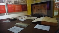 Lanrai atas bangunan, berisi benda koleksi bersejarah.