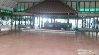 Bangsal Manguntur Tangkil di Kompleks Sitihinggil yang berfungsi  sebagai tempat prosesi Sultan  yang duduk dalam Singgasana dalam upacara-upacara penting Kerajaan