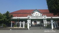 Bangsal Pagelaran yang terletak tepat di sebelah Selatan Alun-Alun utara dengan hiasan relief di sebelah atas gerbang di bagian luarnya