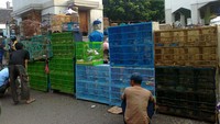 Mengamati bentuk serta penampilan burung. Tak lupa menimbang-nimbang harga.