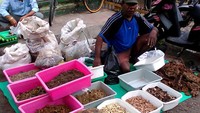 Heri, pria asal Papua yang bersemangat sekali saat menjajakan obat kuat asli Papua. Foto diambil saat ia tidak sedang mengenakan kostum khasnya.
