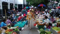 Pedagang tumpah ruah di halaman depan Pasar Kotagede saat pasaran legi.