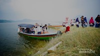 Rombongan wisatawan menapakkan kaki di Pulau Jodoh