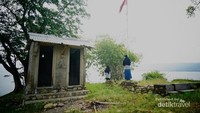 Sisa bekas bangunan di Pulau Jodoh