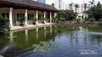 Columbarium, tempat penyimpanan ratusan guci abu militer Belanda yang gugur sebagai tawanan perang di kamp kerja paksa Jepang selama perang Dunia II
