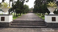 Jalan masuk menuju kompleks pemakaman yang tertata rapi dan asri dengan pepohonan di kiri dan kanan jalan