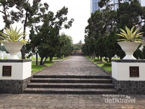 Menelusuri Sejarah yang Terkubur di Ereveld Menteng Pulo