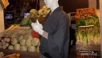 Replika pedagang pasar tradisional di Osaka.