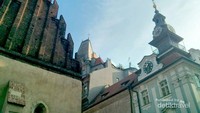 Old New Synagog dan jam terbalik
