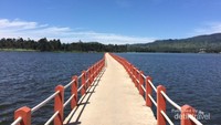 Jembatan penghubung dengan desa di tengah Situ Cileunca