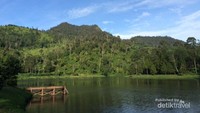 Situ Cisanti yang tenang dan sejuk.