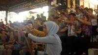 Keseruan memainkan angklung