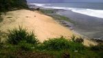 Menemukan Keheningan di Pantai Watu Lawang