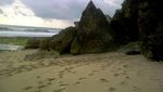 Menemukan Keheningan di Pantai Watu Lawang